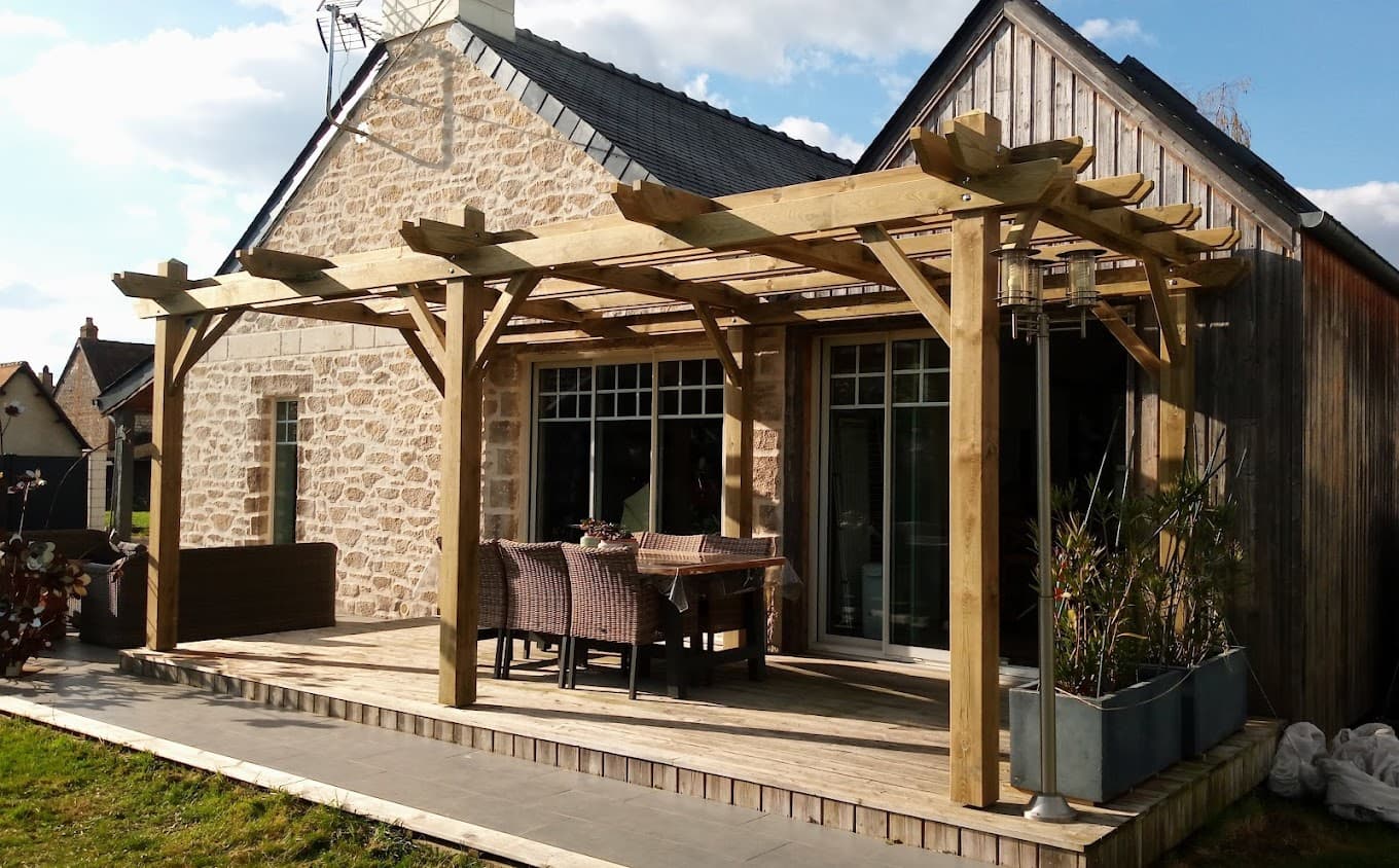 Pergola de terrasse en pin autoclave réalisée par Mokuton Menuiserie