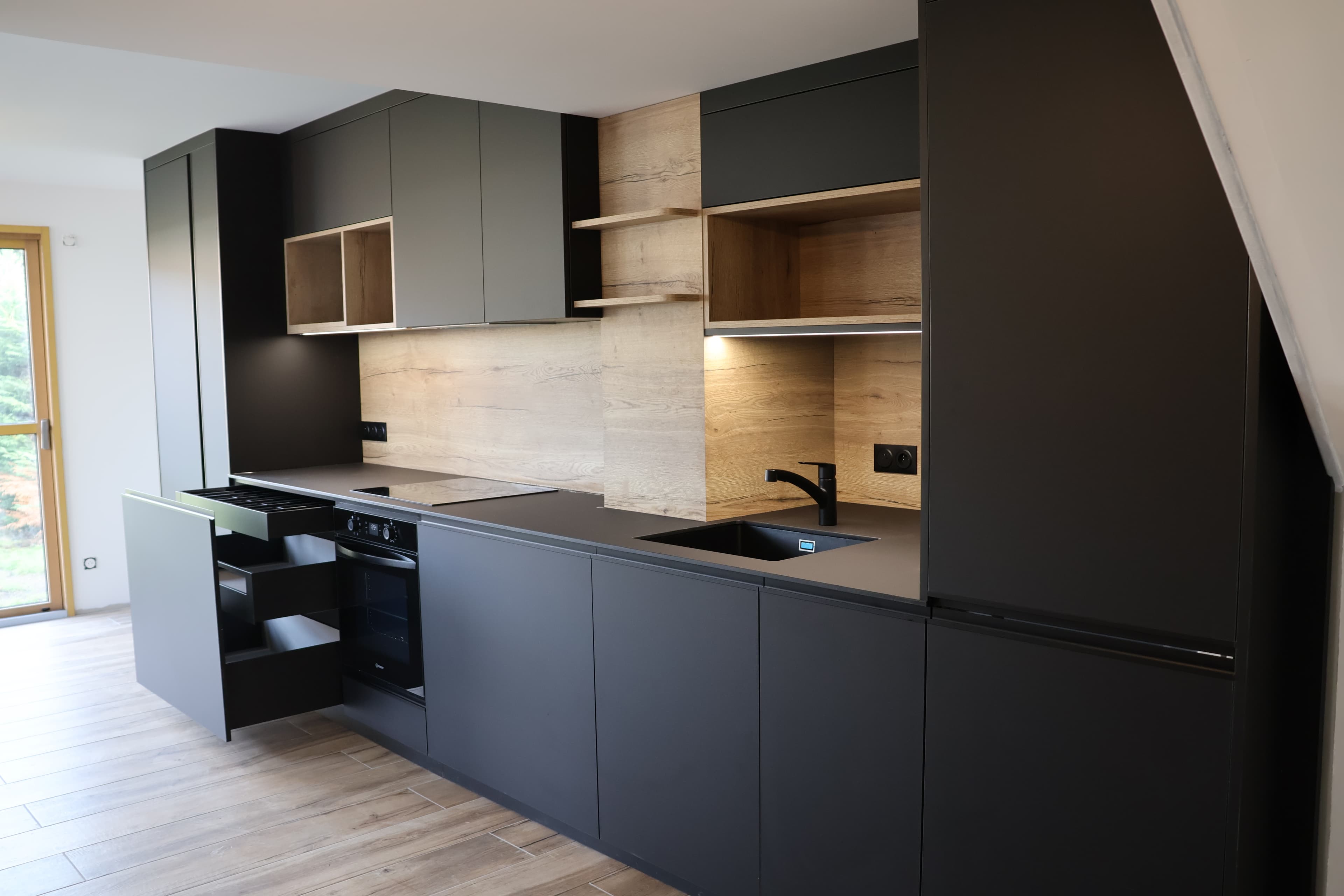 Cuisine moderne noire en bois réalisée sur mesure par Mokuton Menuiserie