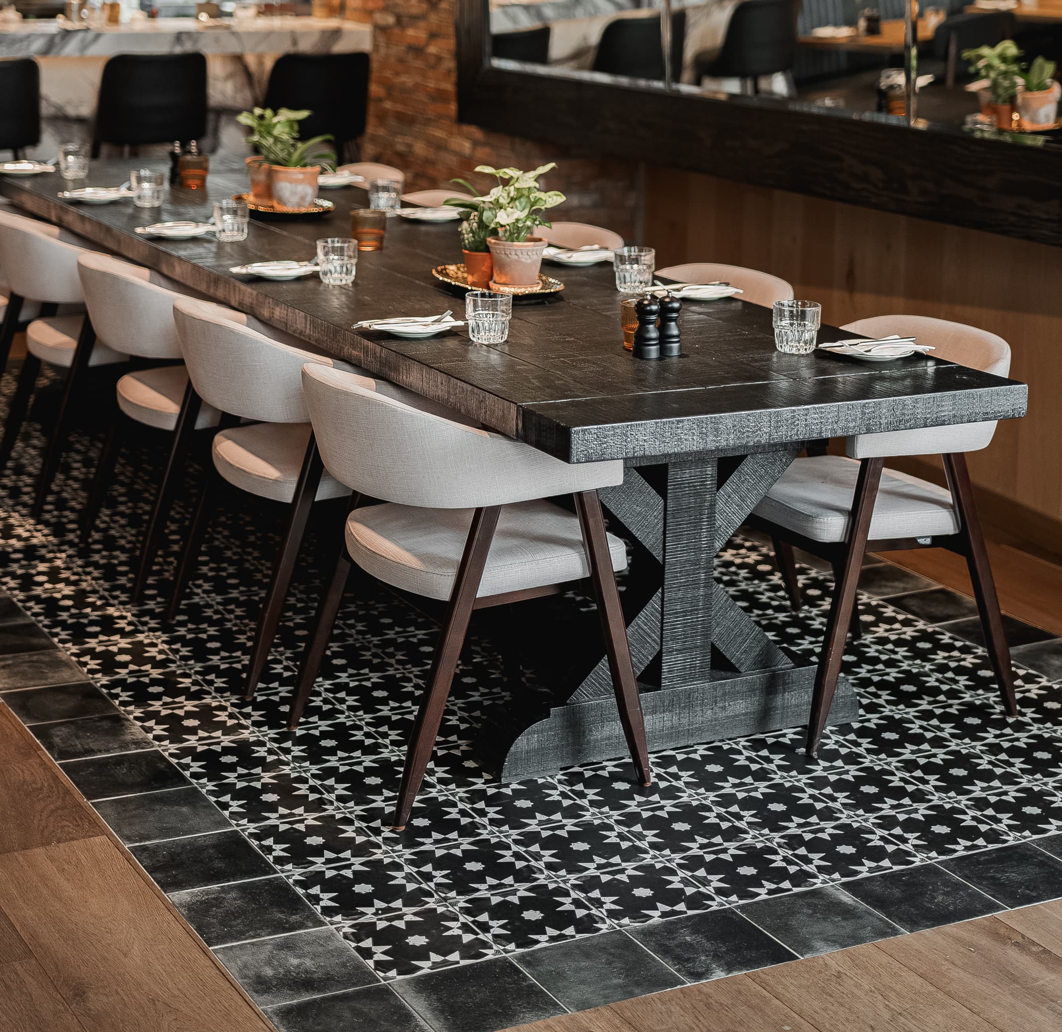 Agencement intérieur du restaurant Vertigo à Laval réalisé par Mokuton Menuiserie