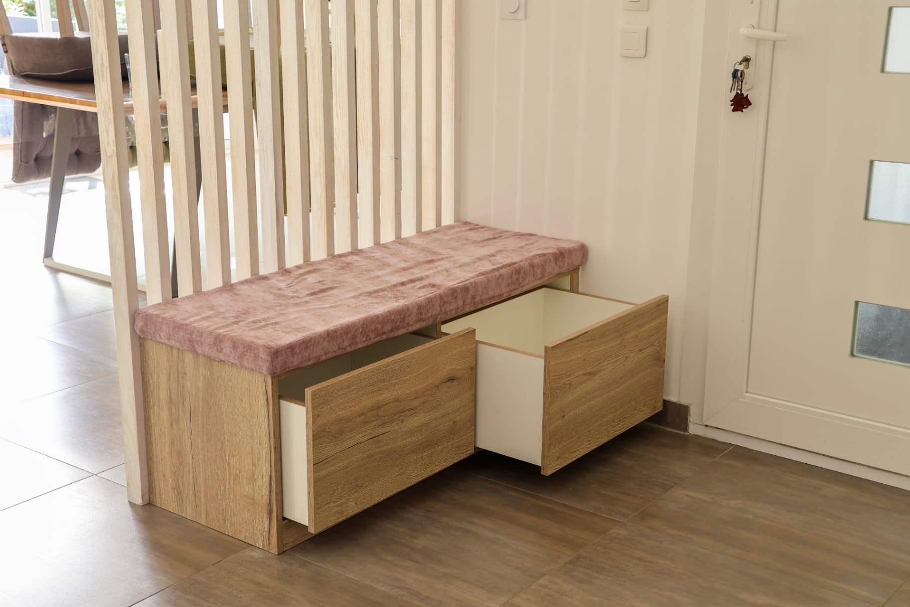 Banquette d'entrée avec son claustra – Agencement sur mesure par Mokuton Menuiserie, image 3