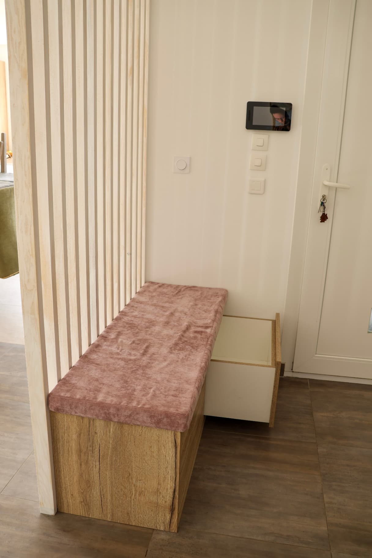 Banquette d'entrée avec son claustra – Agencement sur mesure par Mokuton Menuiserie, image 5