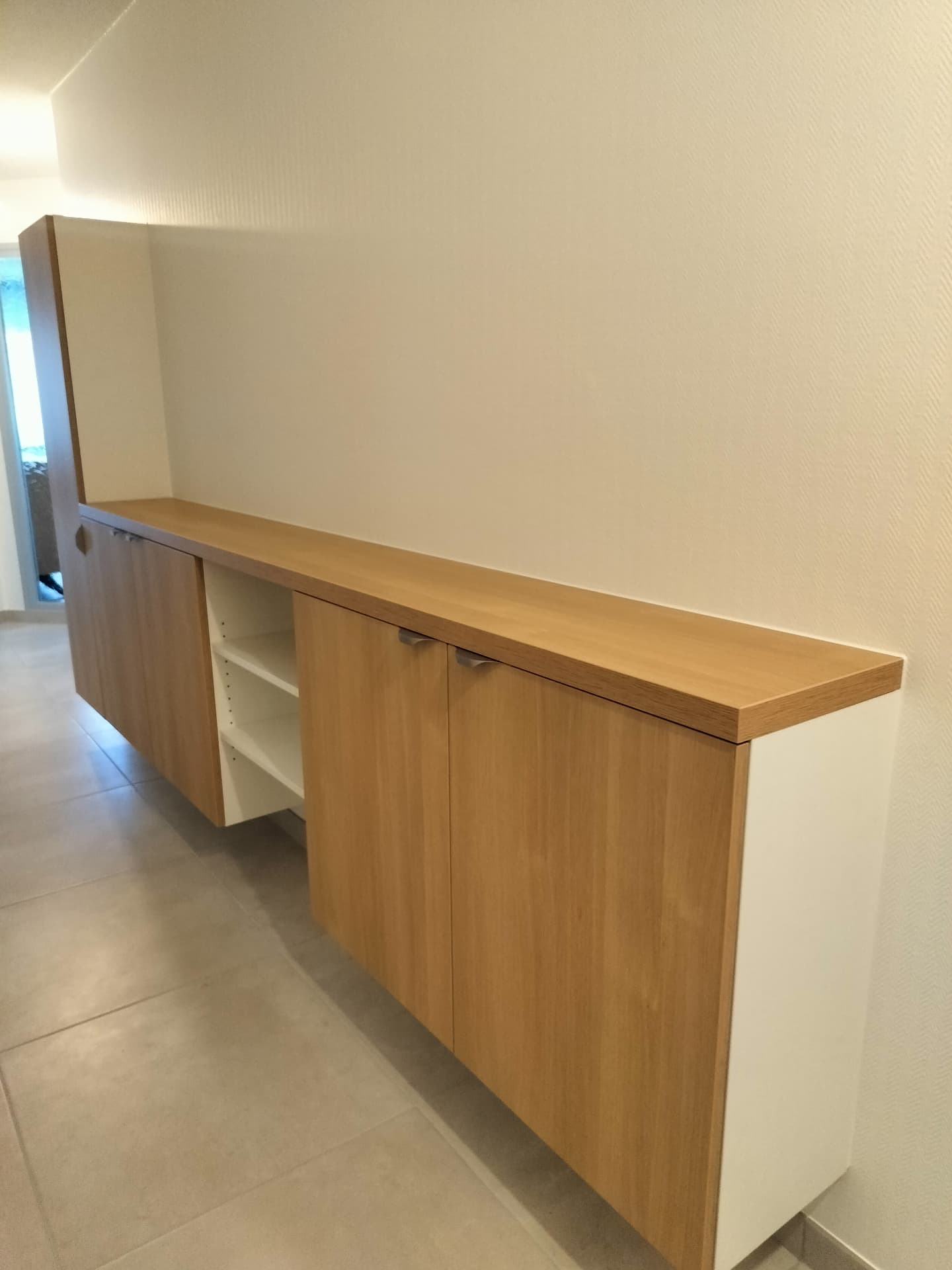 Meuble d'entrée suspendu – Agencement sur mesure par Mokuton Menuiserie, image 2