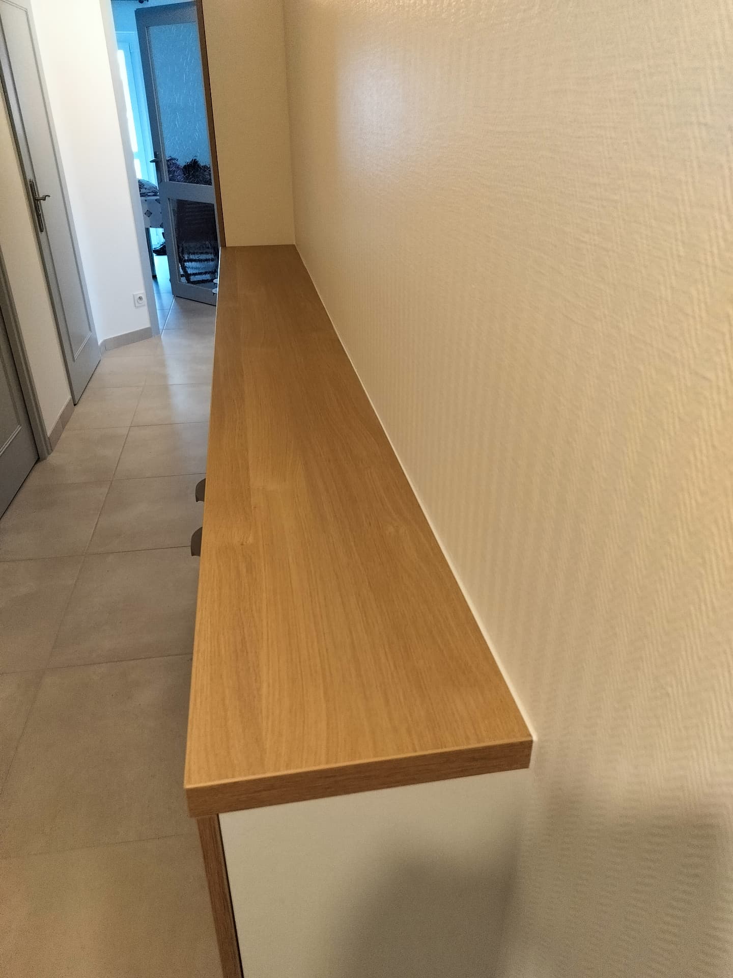 Meuble d'entrée suspendu – Agencement sur mesure par Mokuton Menuiserie, image 4