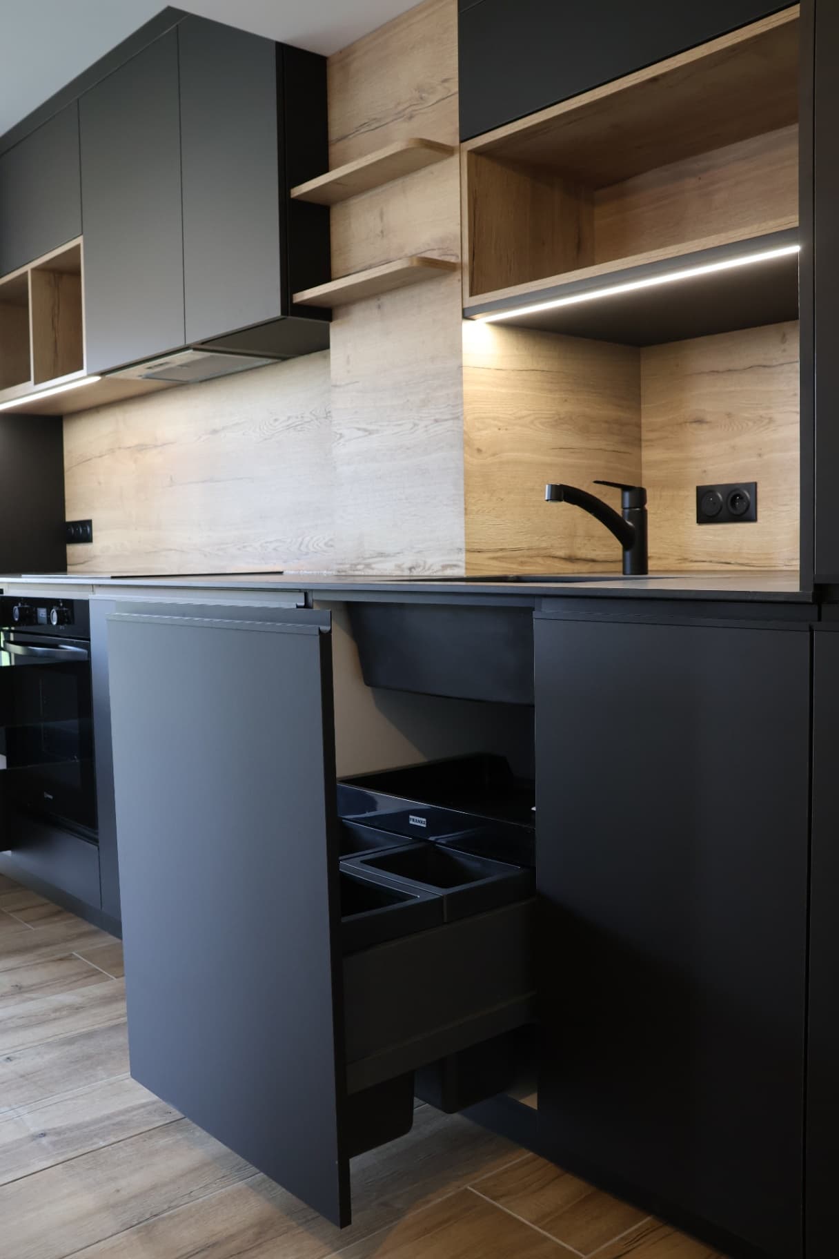 Cuisine moderne sur mesure – Agencement sur mesure par Mokuton Menuiserie, image 11