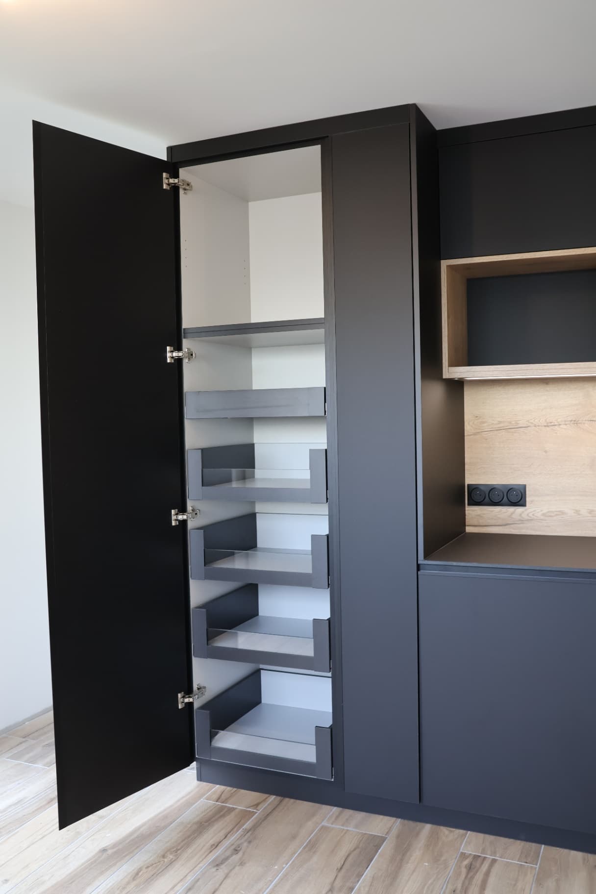 Cuisine moderne sur mesure – Agencement sur mesure par Mokuton Menuiserie, image 8