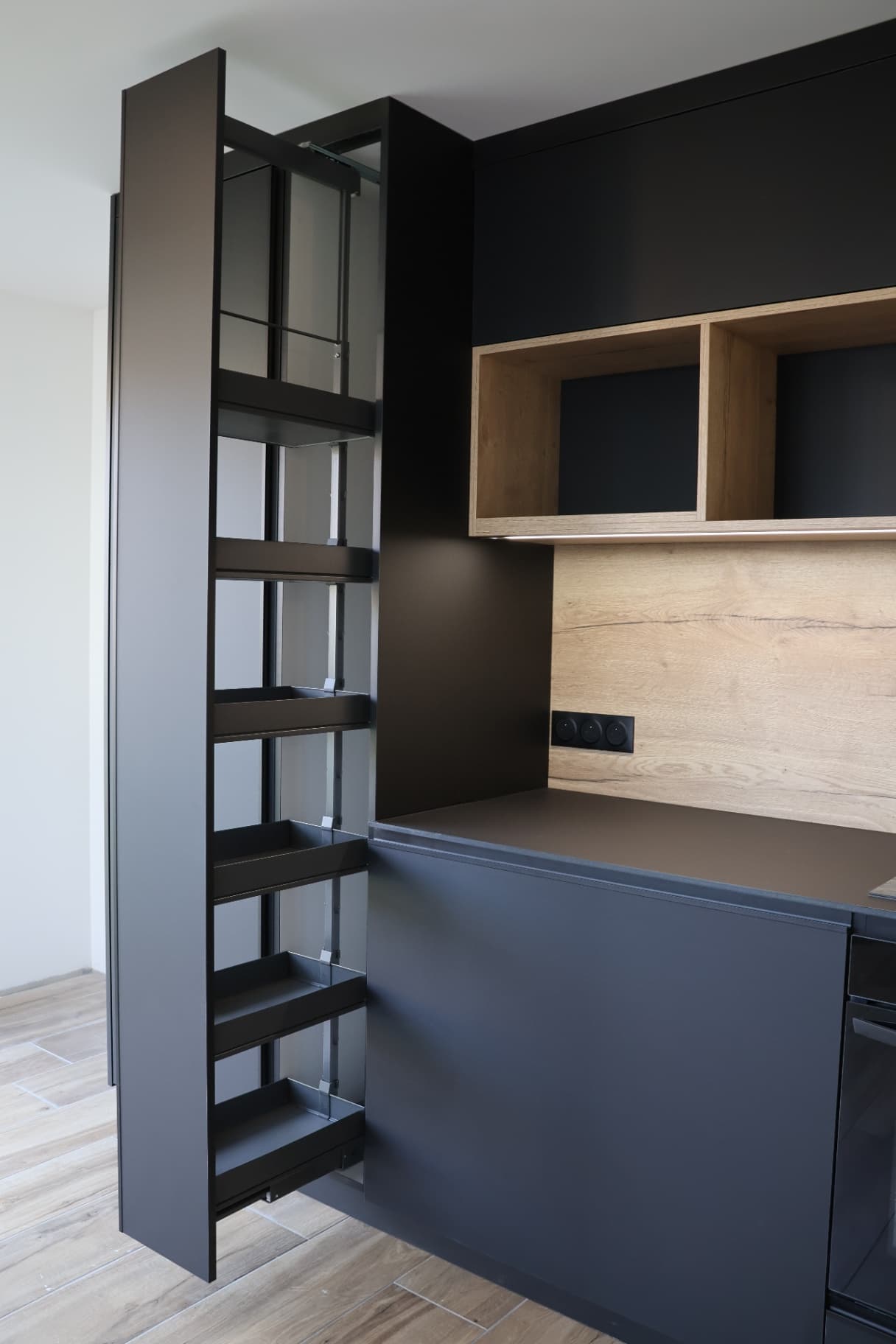 Cuisine moderne sur mesure – Agencement sur mesure par Mokuton Menuiserie, image 7