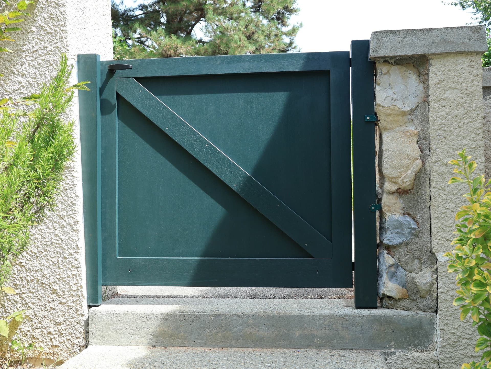 Portillon bois sur mesure – Aménagement extérieur sur mesure par Mokuton Menuiserie, image 2
