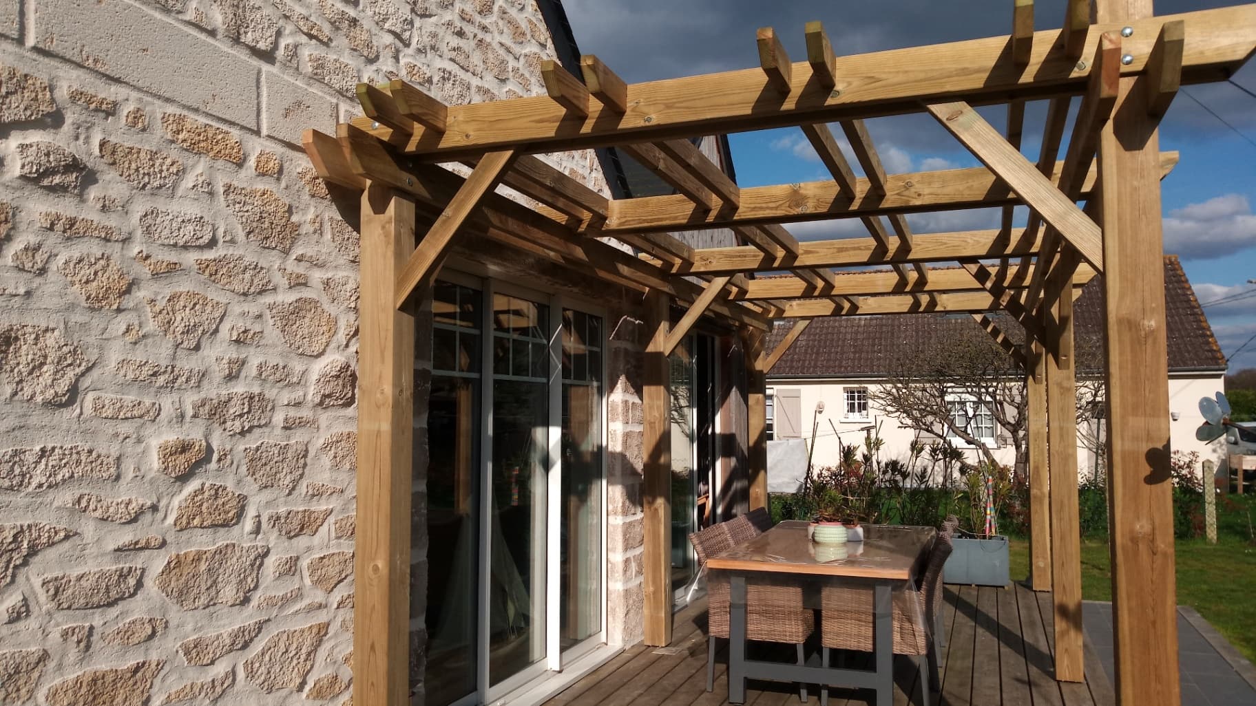 Pergolas autoportante – Aménagement extérieur sur mesure par Mokuton Menuiserie, image 1