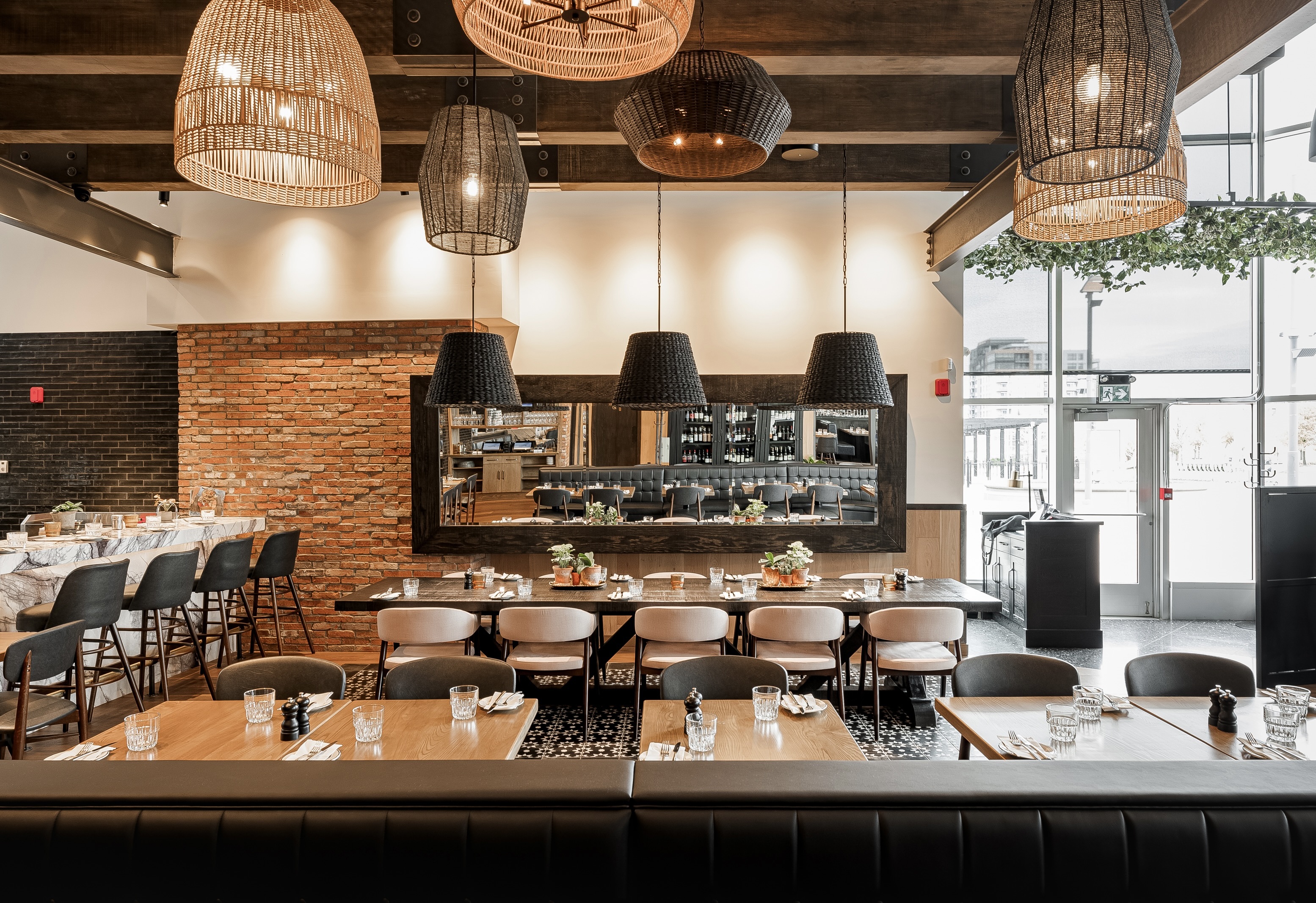 Agencement intérieur du restaurant Vertigo à Laval réalisé par Mokuton Menuiserie